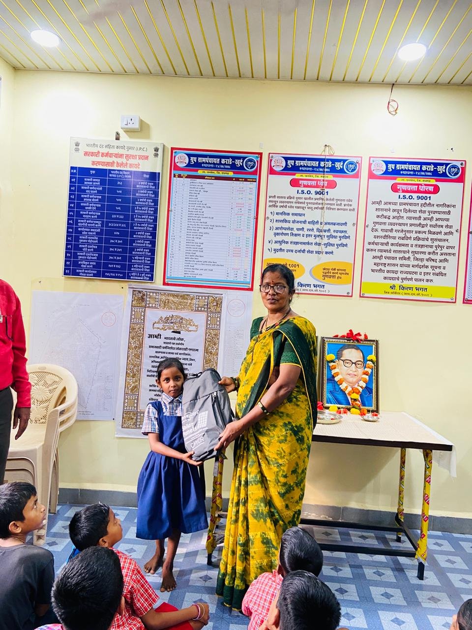 विद्यार्थ्यांना शालेय साहित्य वाटप कार्यक्रम